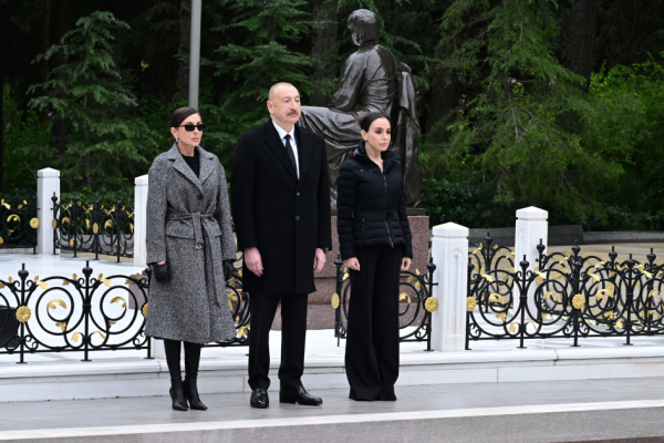 Prezident İlham Əliyev və birinci xanım Mehriban Əliyeva Ümummilli Lider Heydər Əliyevin məzarını zi